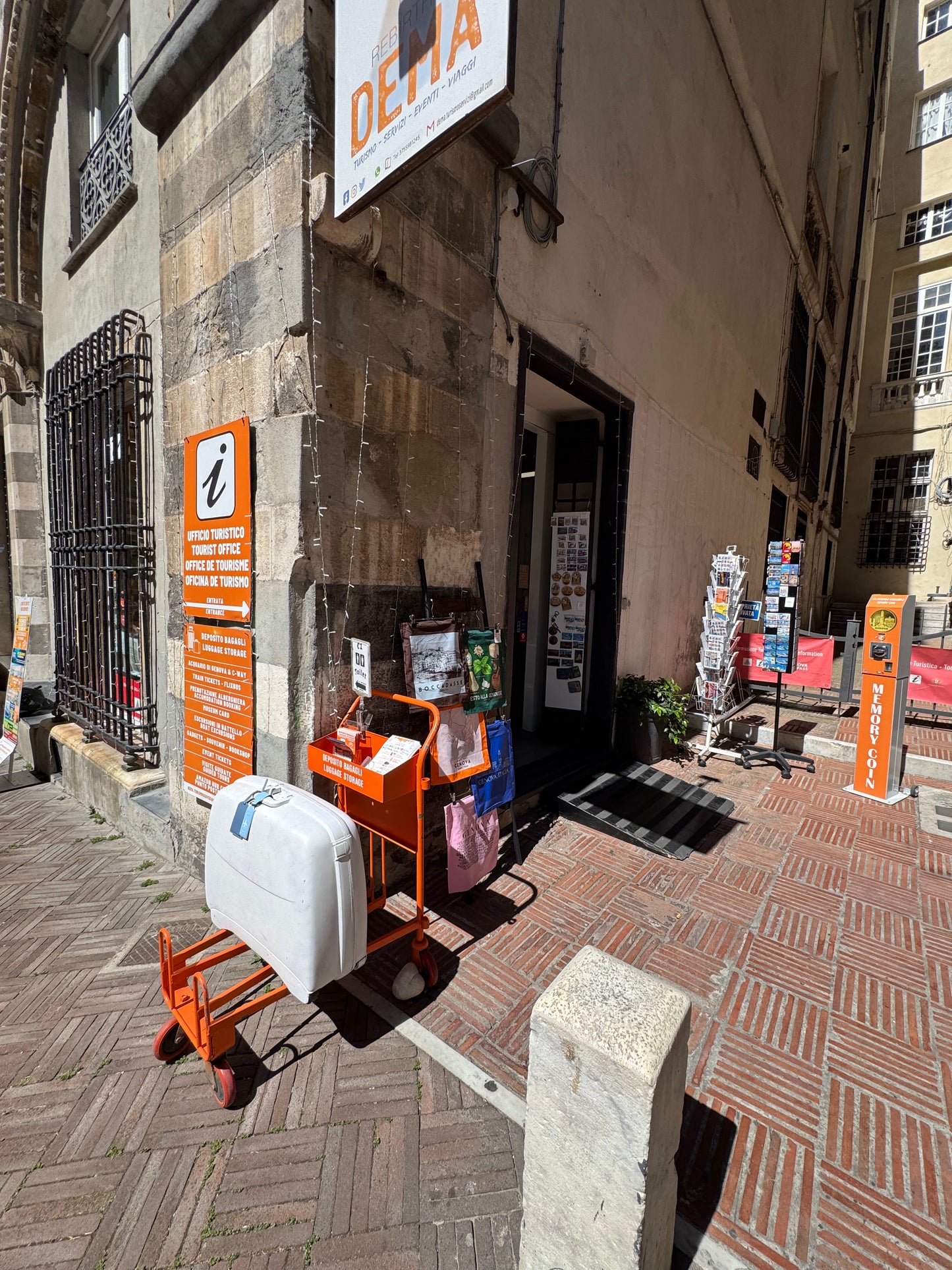 DEMA Luggage Storage Genoa – Near Aquarium & Piazza De Ferrari
